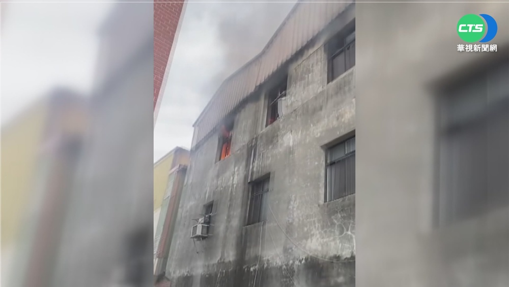 中風婦受困火場 勇警奮不顧身救出