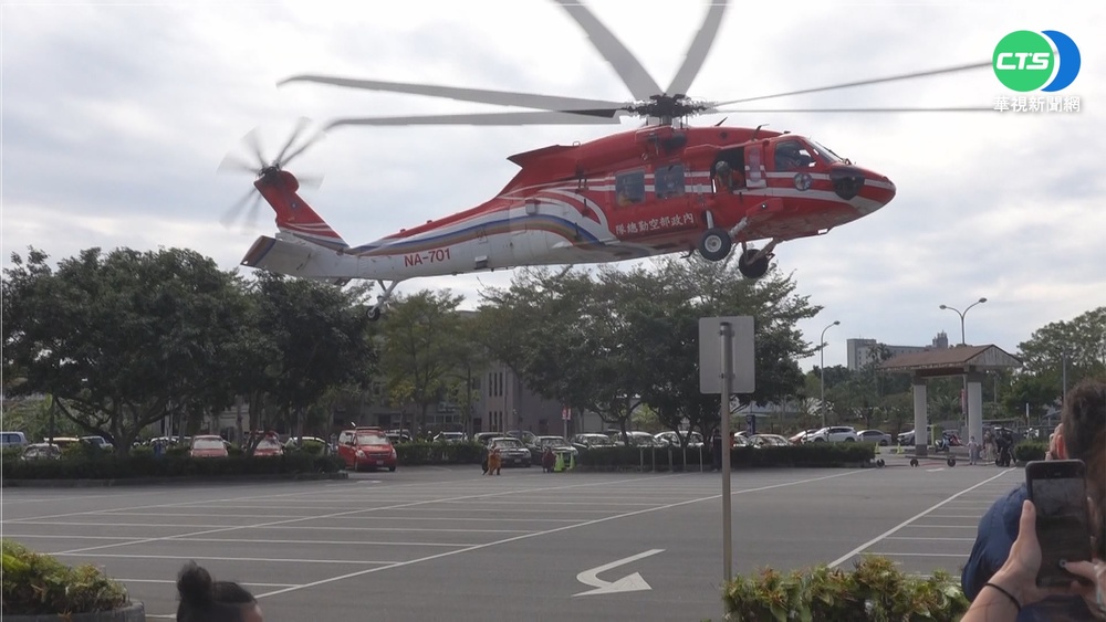 歡慶119消防節 黑鷹直升機首開放合影