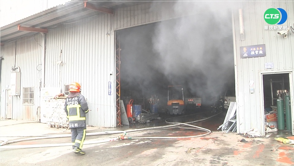 砰砰聲! 大火連燒4廠房 女員工驚逃尖叫