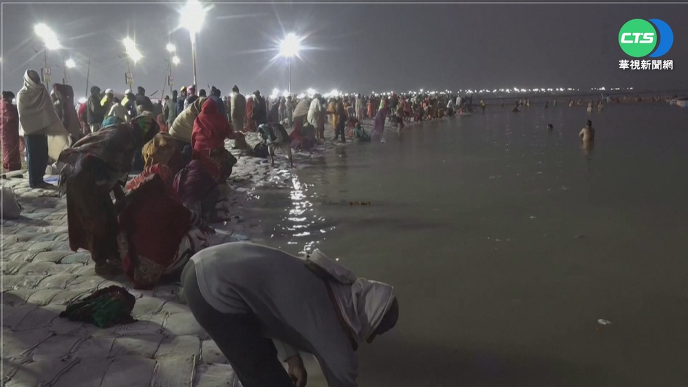 印度大壺節登場 信徒不畏疫情聚聖河沐浴