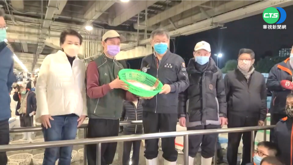 確認供貨量 柯P視察漁市.果菜批發市場