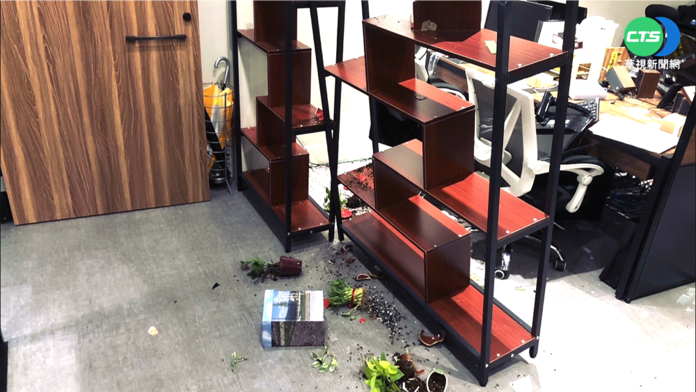 老闆欠十萬賭債 禮儀公司遭黑衣人猛砸