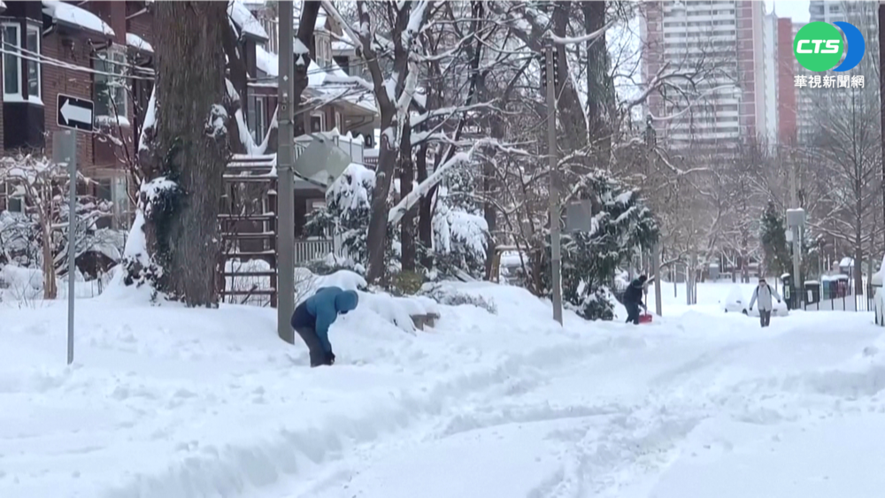 暴雪侵襲加拿大 多倫多積雪恐達60公分