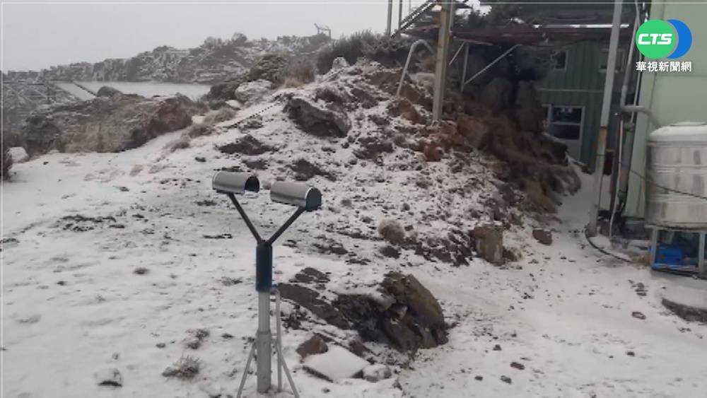 水氣足"不夠冷" 玉山"雨夾雪"積雪1公分