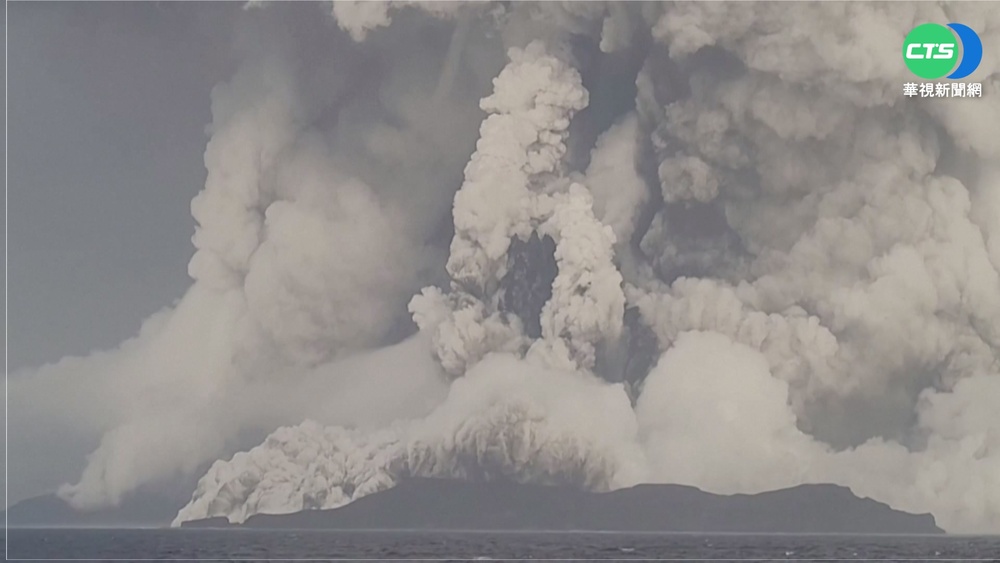 蕈狀雲直衝天際! 東加火山噴發驚人畫面曝