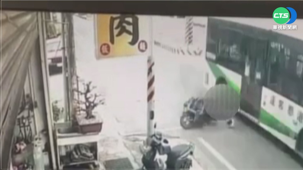 公車擦撞同向機車 老婦遭捲入車底喪命