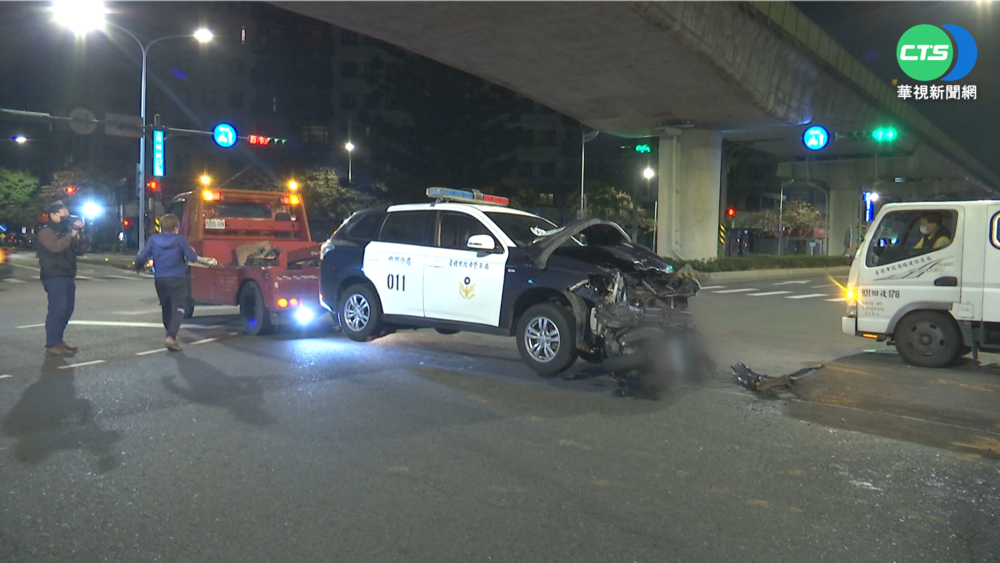 警車路口與直行機車對撞 騎士擦挫傷