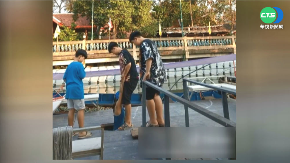 泰女河岸碼頭練跳繩 跳出破洞人消失