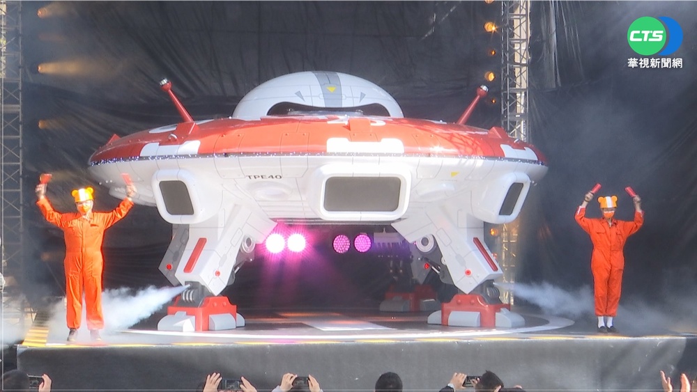 台北燈節主燈亮相 宇宙飛船降士林