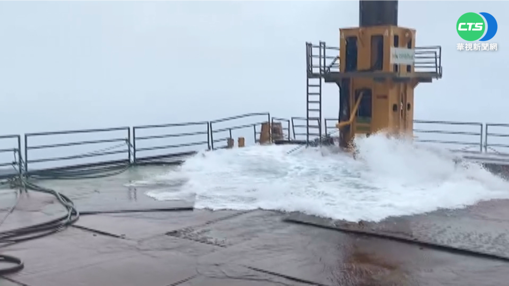 高雄籍漁船翻覆! 船體卡金門翟山外海