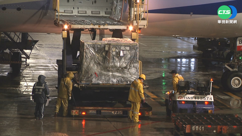 今年首批BNT 99.45萬劑05:53抵桃機!