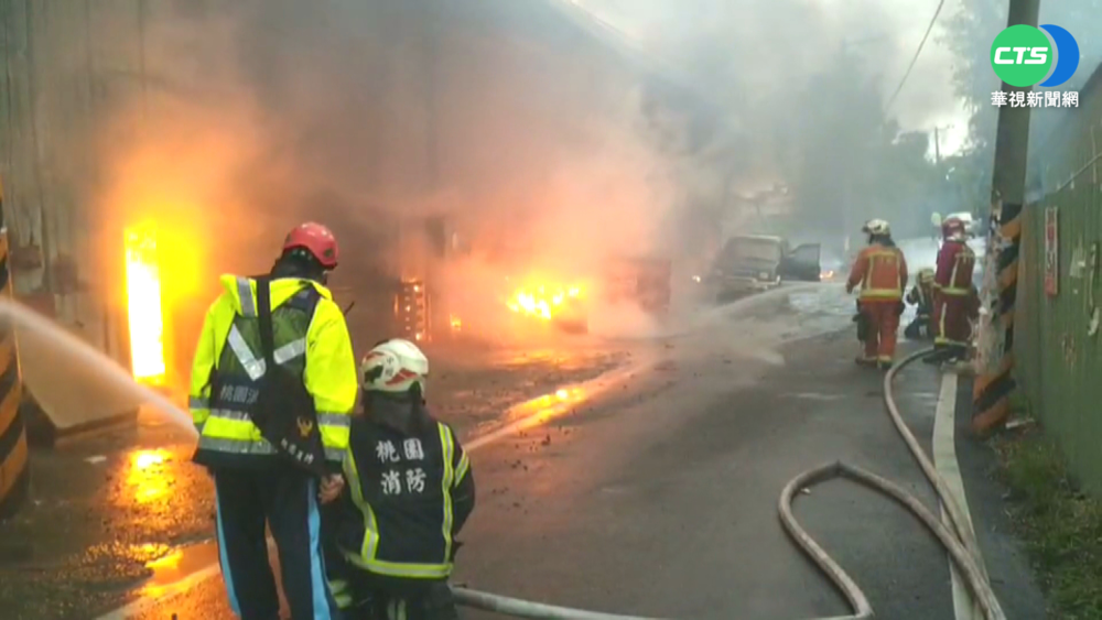 桃園工廠凌晨惡火 3連棟鐵皮屋陷火海