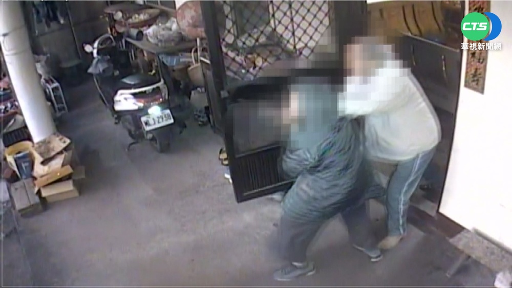 不滿鄰居狗亂便溺 8旬翁持刀闖屋砍人