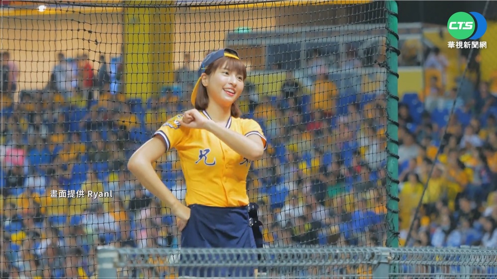 峮峮義賣"簽名啦啦服" 競標價達14萬!