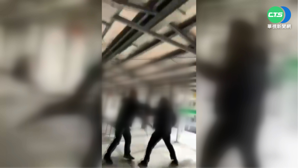 沒戴口罩被糾正 男子失控持傘狂K副站長