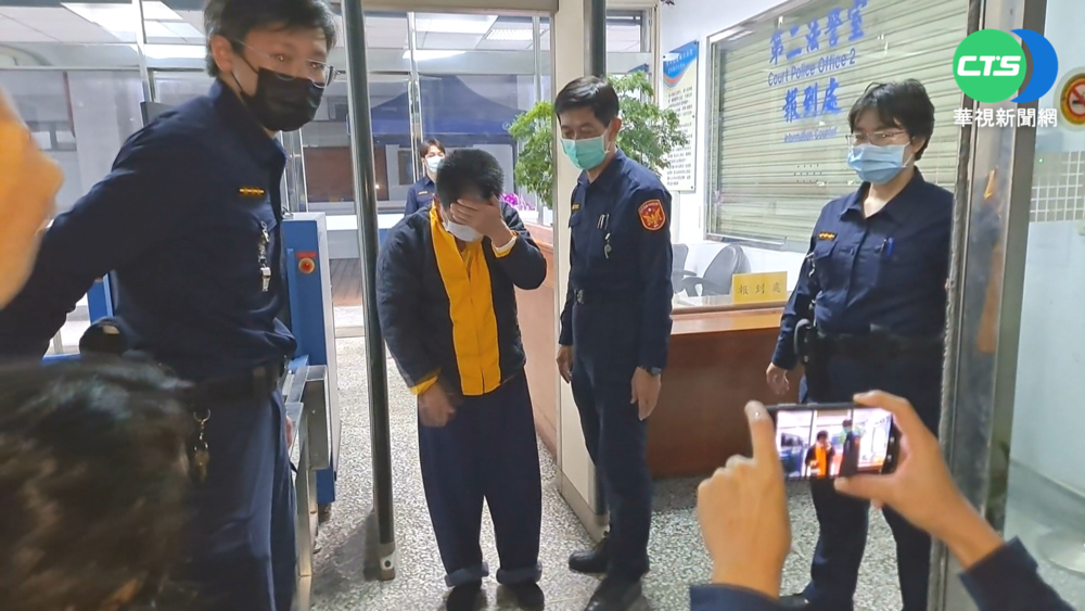 李義祥羈押期滿釋放 跪地道歉逃上車