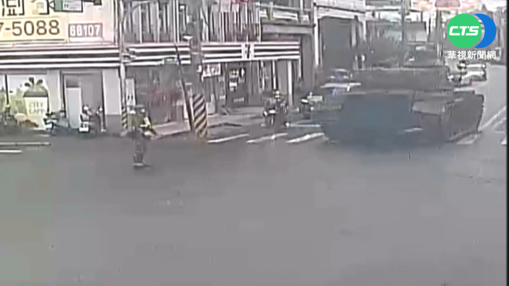 車停路邊被坦克撞... 車主嘆:人生成就達成