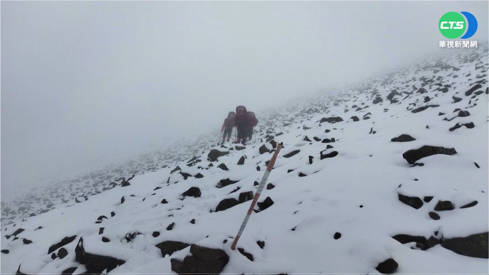 低溫+水氣足! 玉山北峰清晨0.7度降雪