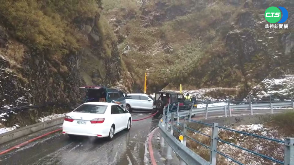 合歡山突降雪 十多車未掛雪鏈一度受困