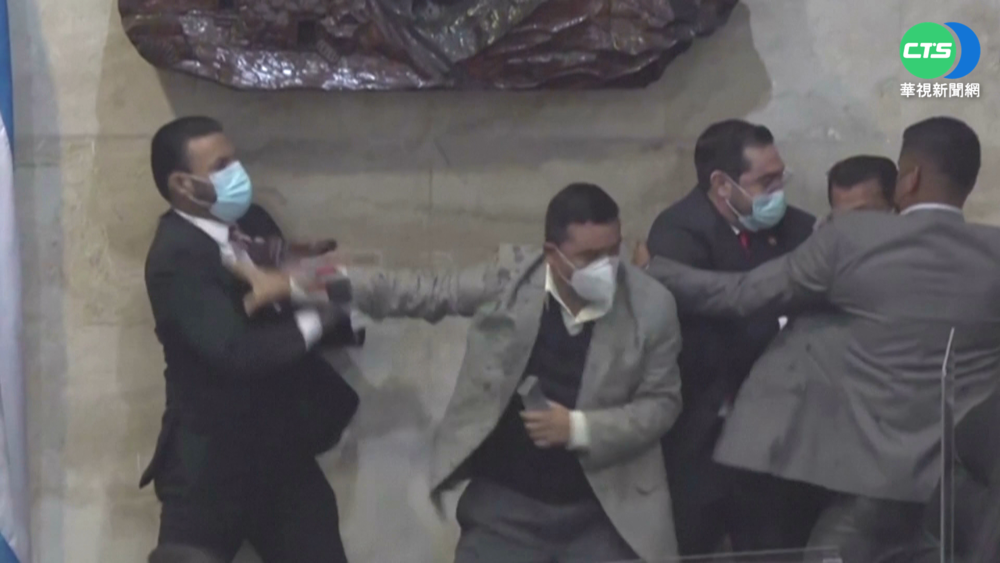 爭議長大位 宏都拉斯國會爆全武行