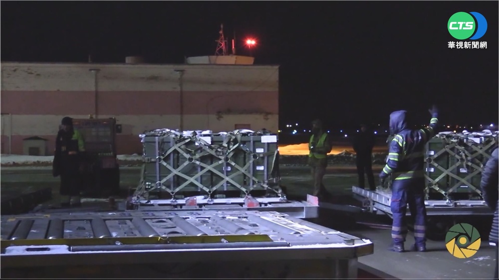 美軍事物資抵烏克蘭 擬撤大使館人員