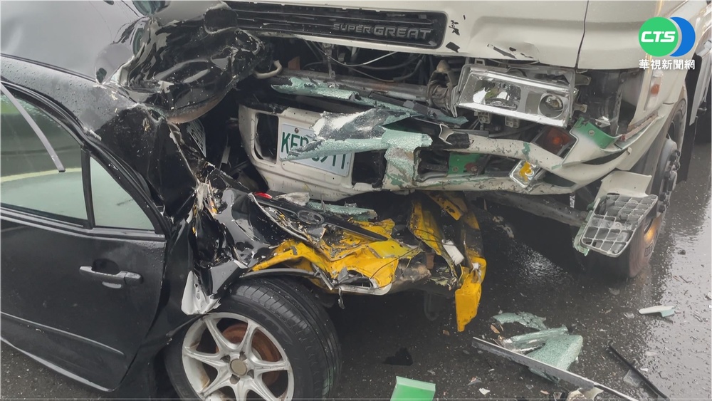 疑下雨視線不佳 台東拖板車失控撞毀轎車