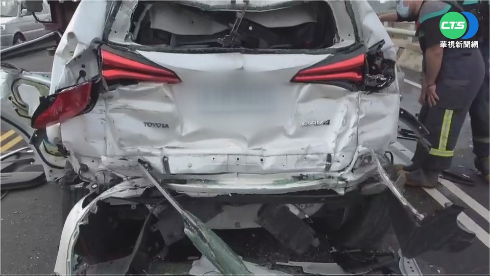 休旅車遭夾擊 中彰大橋5車連環撞6傷
