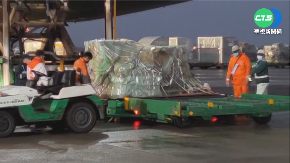 首批默沙東口服藥 今晨5:18分運抵桃機