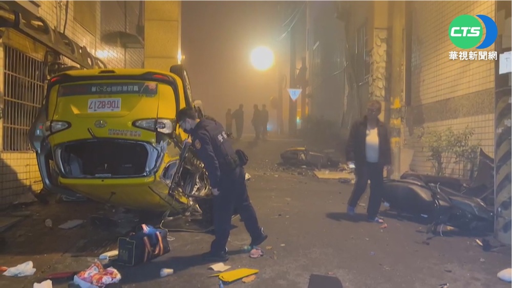 小黃高速衝撞水泥柱後翻車 波及路邊4機車