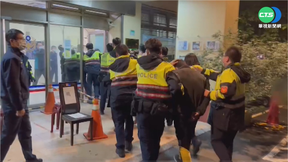 疑感情糾紛 男子揮刀追砍 警逮11人送辦