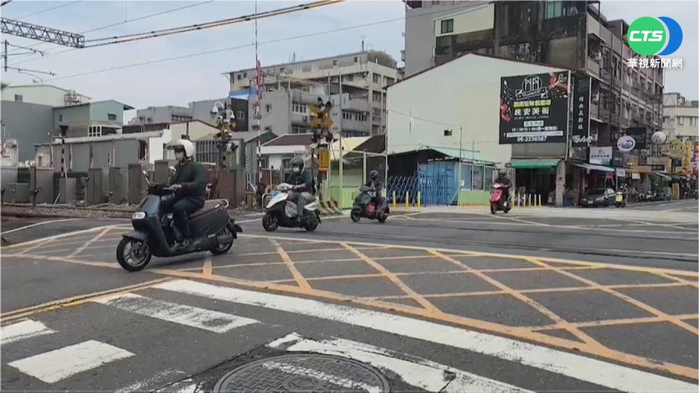 騎士衝鐵軌慘"犁田" 路面高低落差釀禍