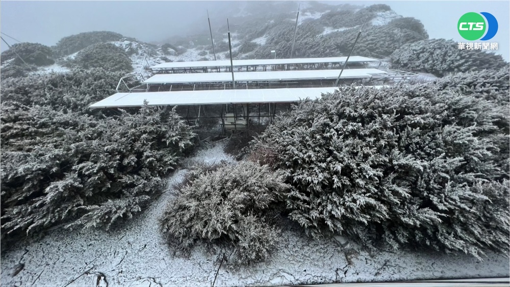 玉山氣象站清晨降瑞雪 積雪0.7公分