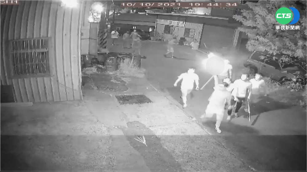 債務糾紛持槍棍砸店 三光幫12人被逮