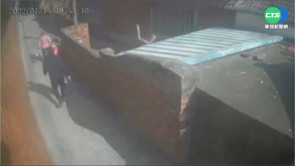 阿嬤錢包拿手上遭盯上 嫌犯尾隨搶劫