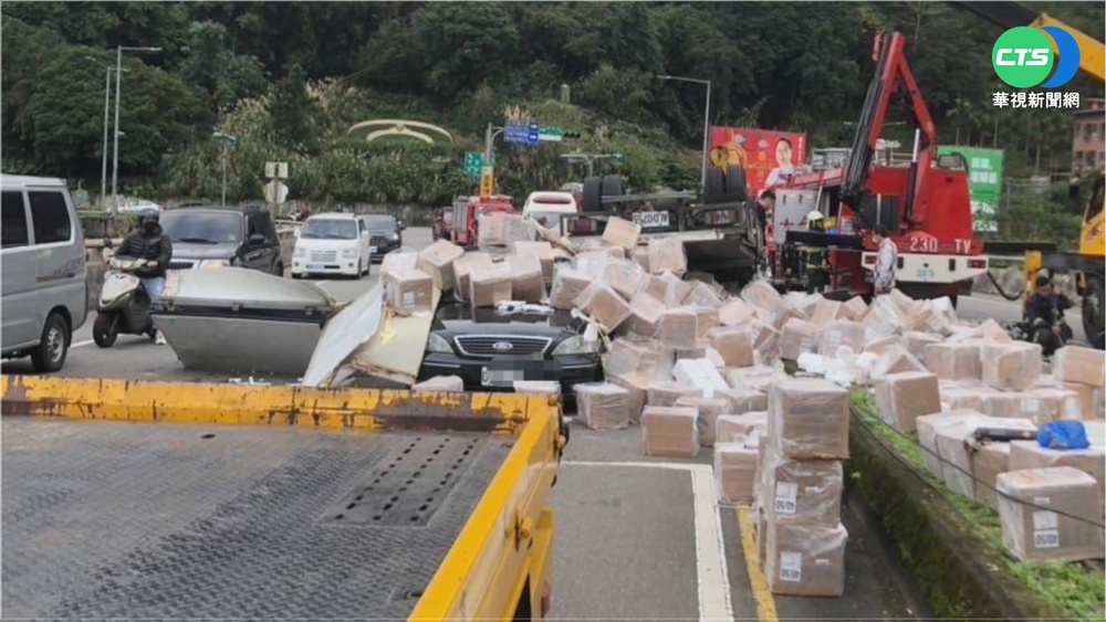 冷凍蝦貨車國道失控翻覆 壓旁車駕駛慘死