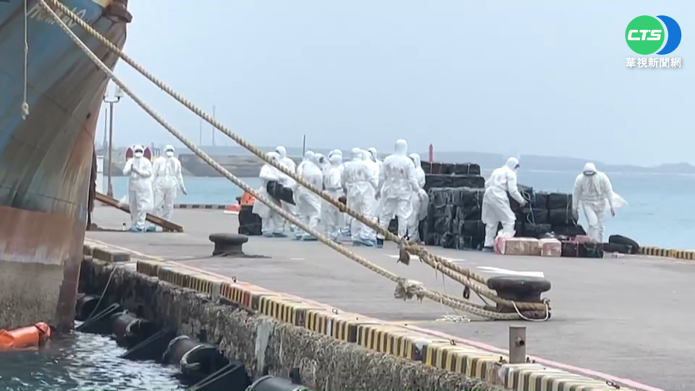 貨輪擱淺澎湖月餘 藏滿艙私菸無人知