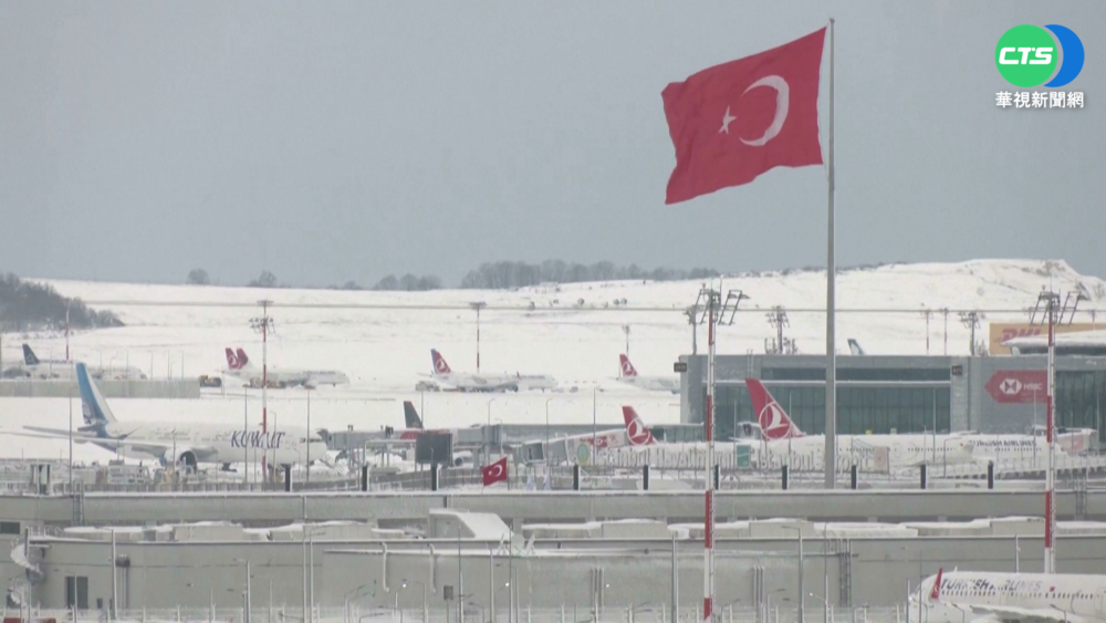 伊斯坦堡降暴雪 機場暫停起降旅客滯留