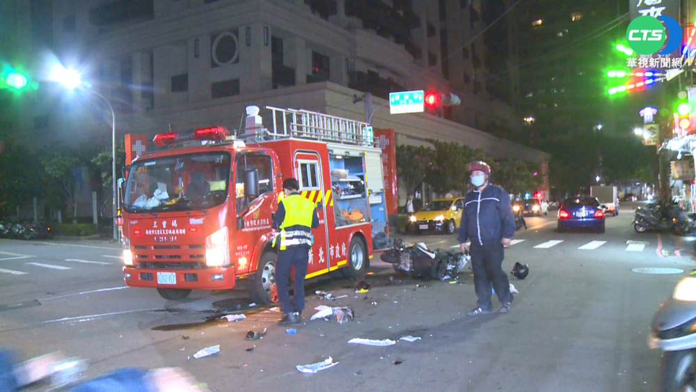 16歲少年騎車撞消防車 頭重傷昏迷