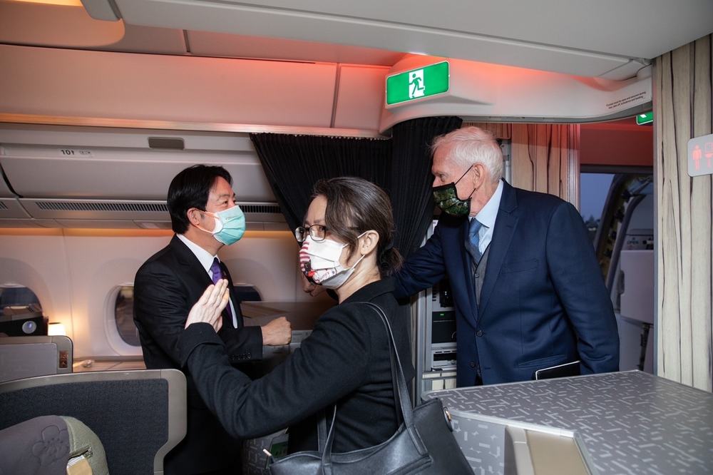 賴清德抵洛杉磯落地照曝 賴見蕭美琴：他鄉遇故友