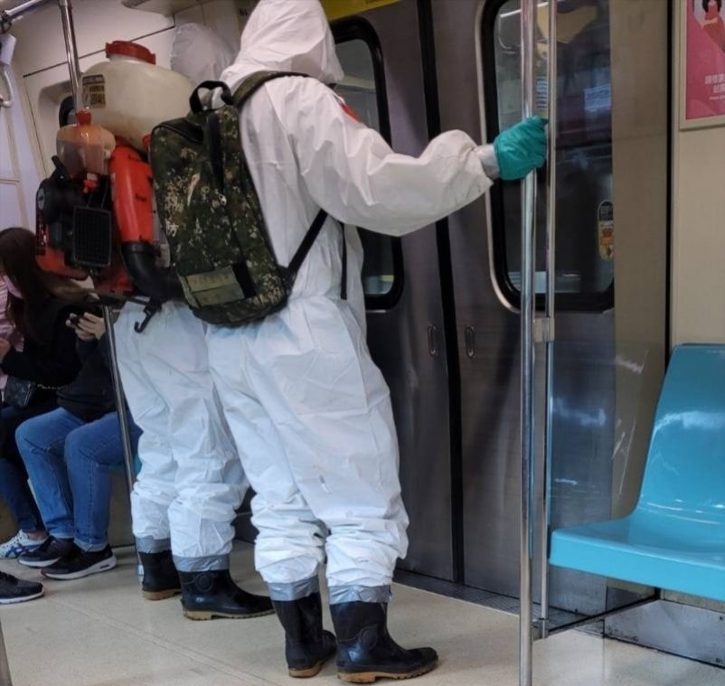 和化學兵同車廂！他質疑「怎落單搭車」遭嗆頭腦欠消毒