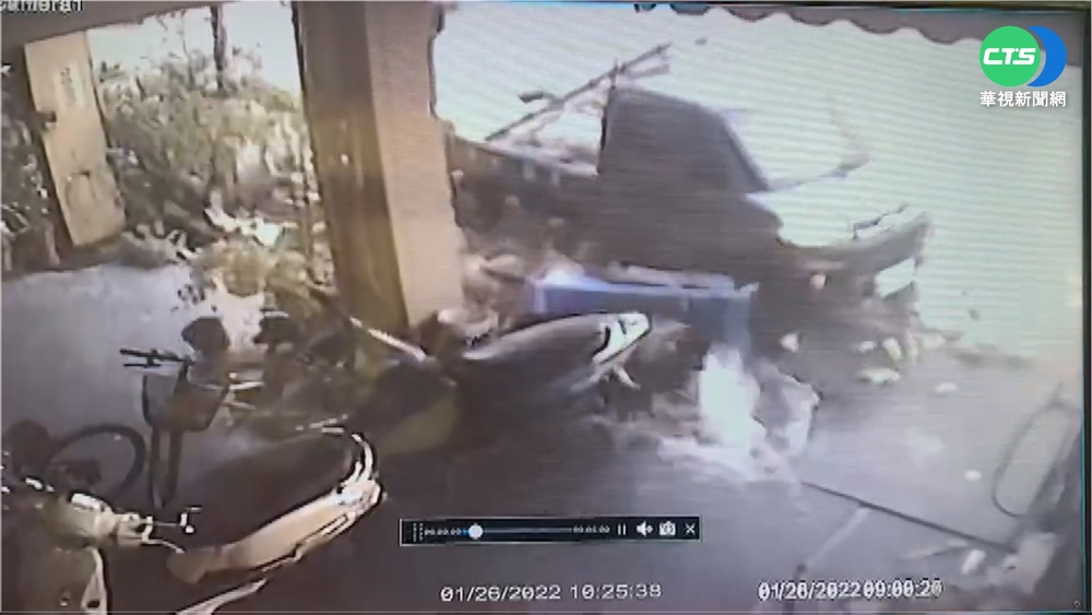 碰! 男"宿醉"上路 貨車撞飛攤販婦再撞柱