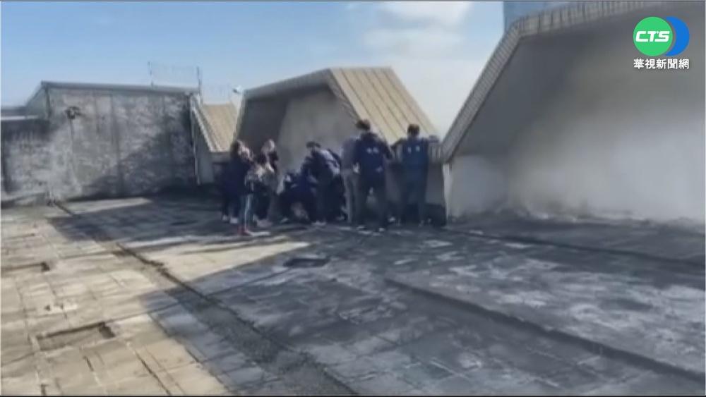 喝咖啡槍殺!超商座位區行兇 頭中彈亡