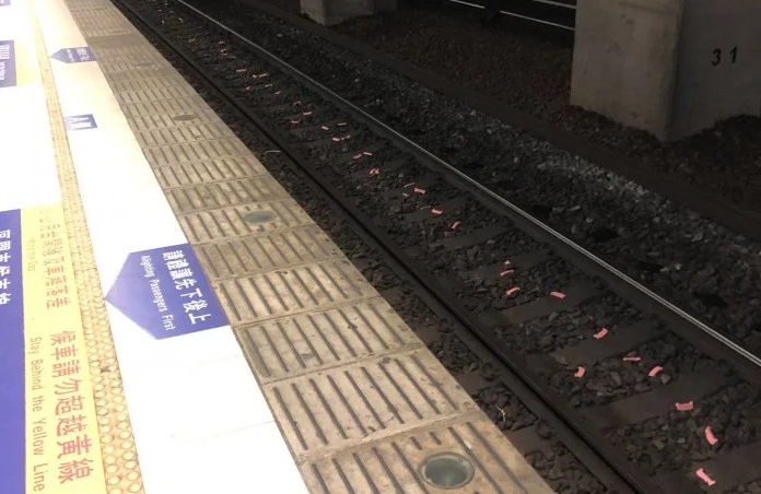 軌道驚見「紅紙」毛毛的！釣出專家解答：這才安全