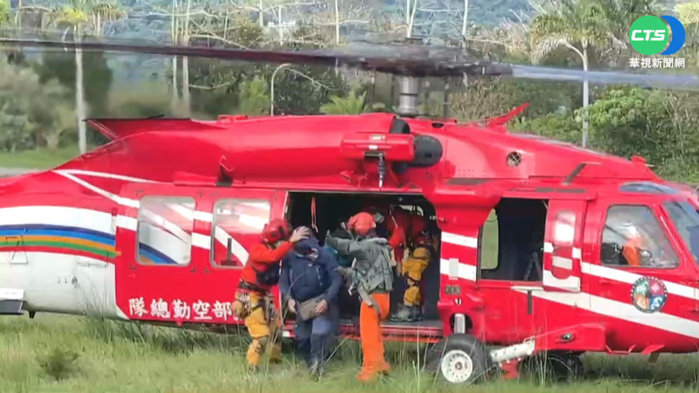 二子山野溪溫泉暴漲困7人 空勤救下山