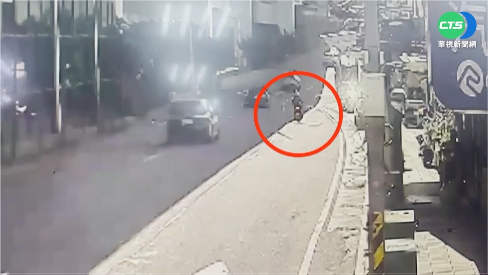 禍不單行! 男自撞坐護欄又摔落橋下