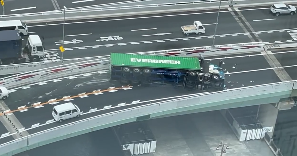 大排長榮再現？日貨櫃車翻車 長榮貨櫃橫躺阪神高速公路
