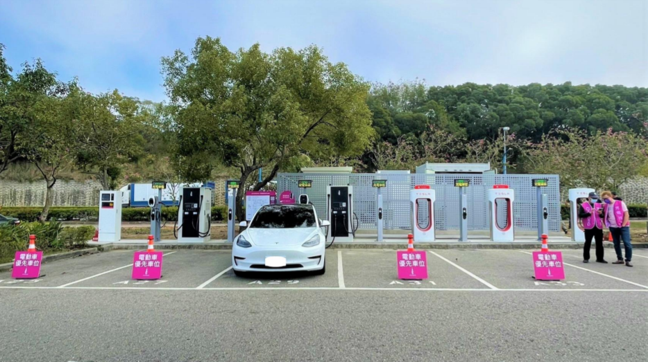 國道增設電動車3快充站 春節期間可免費充電！