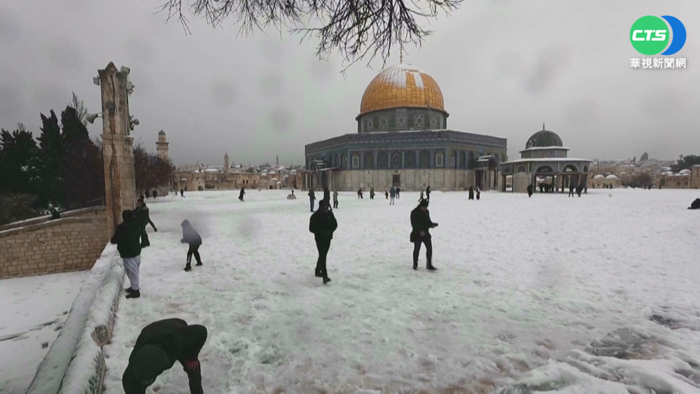 耶路撒冷罕降大雪 民眾興奮堆雪人打雪仗