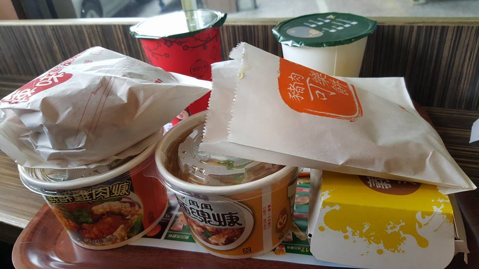 本土疫情擴散 丹丹漢堡29日起「所有門市」停止內用