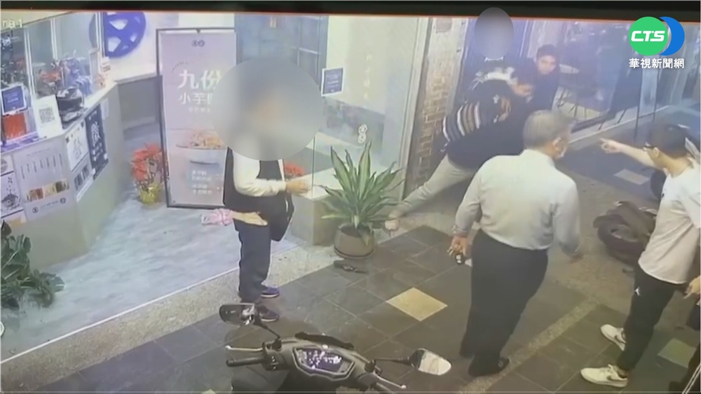醉漢飲料店毆店員 3國中生英勇助壓制